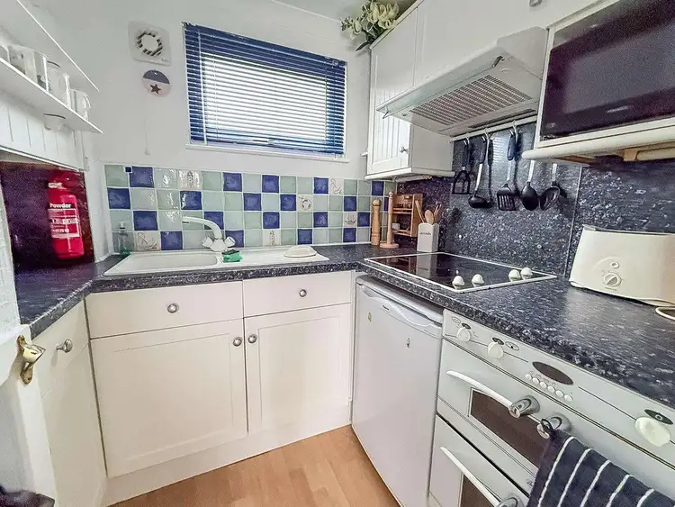 76165B⭐ – Beach Road, 3 bed, 5 berth chalet with D/G & electric panel heaters. Opal rated. Preview 4