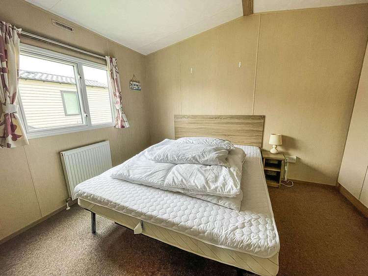 21003A⭐ – Althorpe area, 2 bed, 6 berth caravan with decking & river views. Opal rated. Preview 5