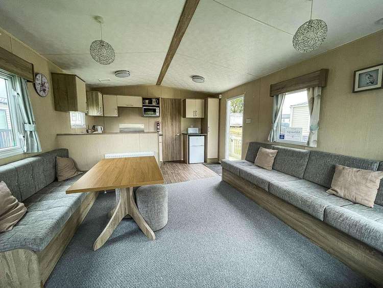 21003A⭐ – Althorpe area, 2 bed, 6 berth caravan with decking & river views. Opal rated. Preview 4