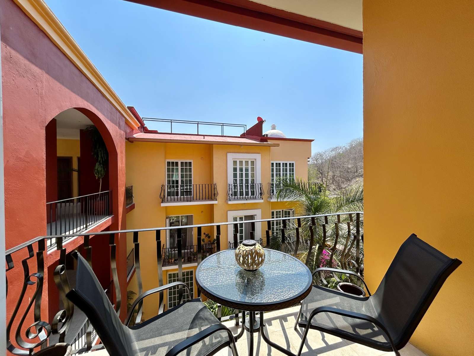 Seaside Sanctuary, Bright 2-Bedroom, Steps from Santa Cruz - property