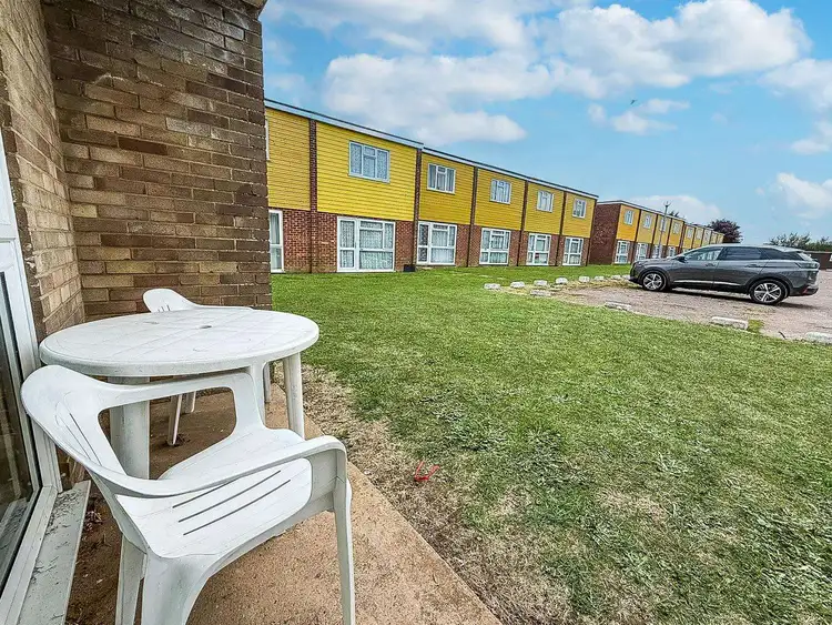 18127B⭐ – Bermuda, 3 bed, 8 berth chalet with D/G & portable heaters throughout. Ruby rated. Preview 2