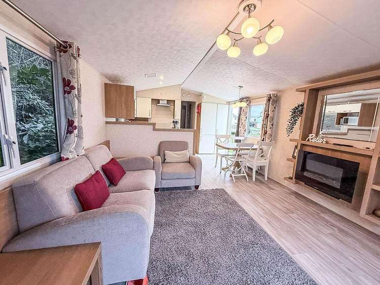 50027K⭐ – Kittiwake, 2 bed, 6 berth caravan with decking, D/G and C/H. Opal Rated. Preview 5