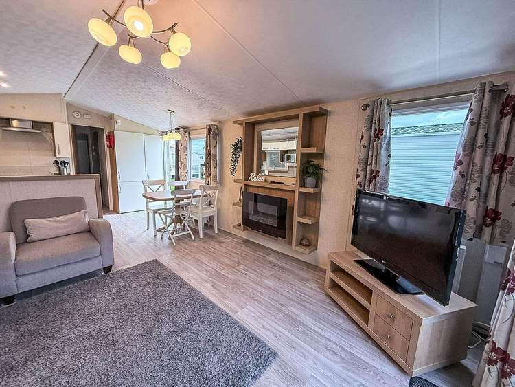 50027K⭐ – Kittiwake, 2 bed, 6 berth caravan with decking, D/G and C/H. Opal Rated. Preview 4