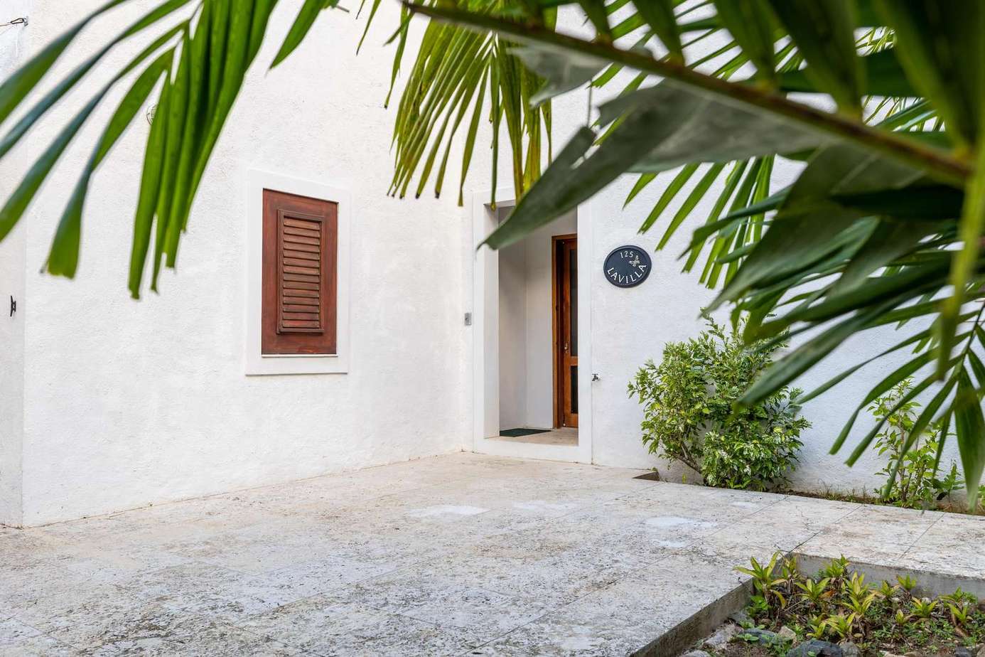 Charming private courtyard with lush tropical greenery