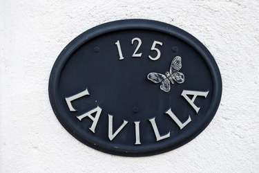 Charming entrance plaque welcoming you to La Villa