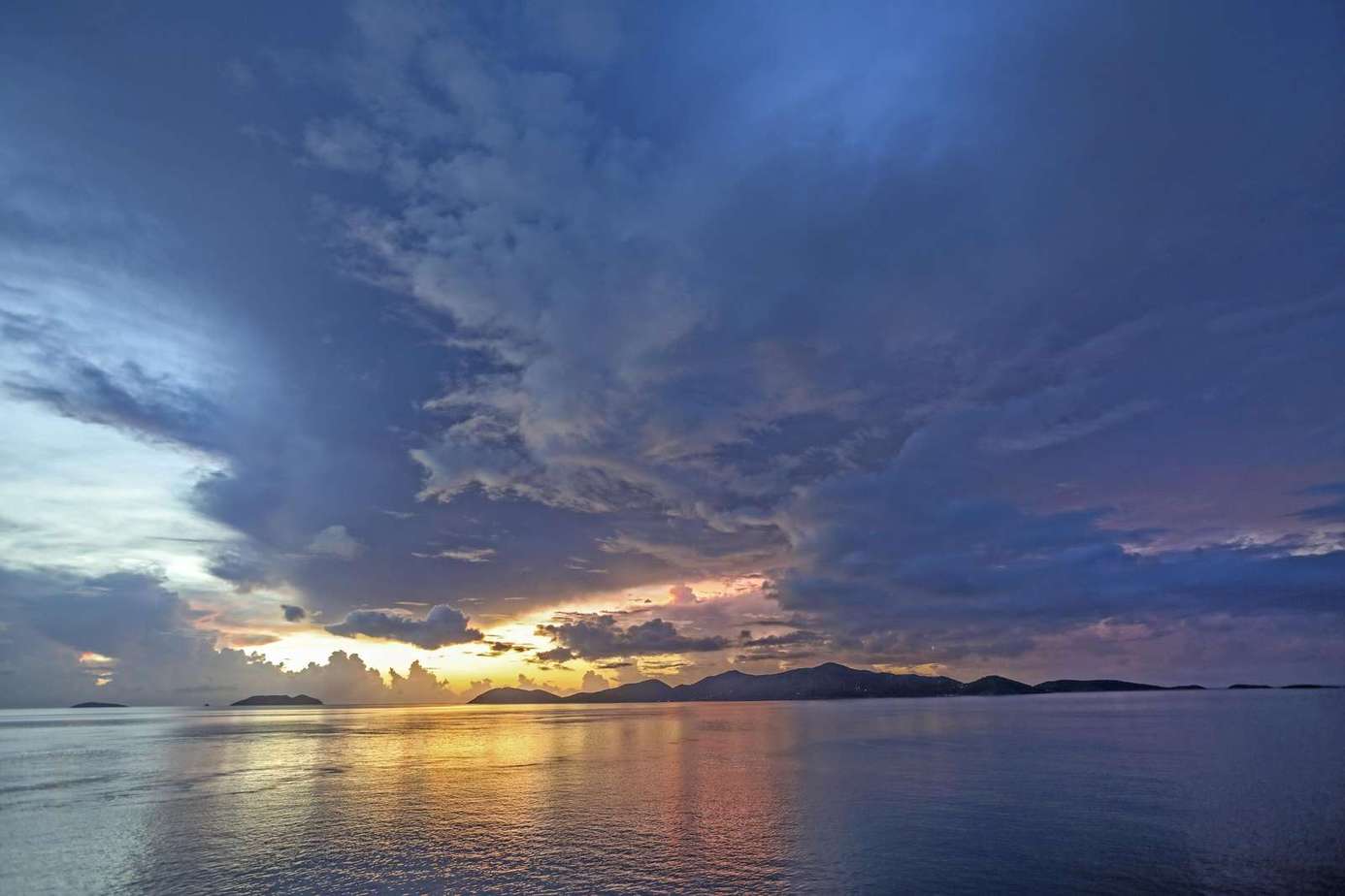 Breathtaking ocean sunset views for serene evenings
