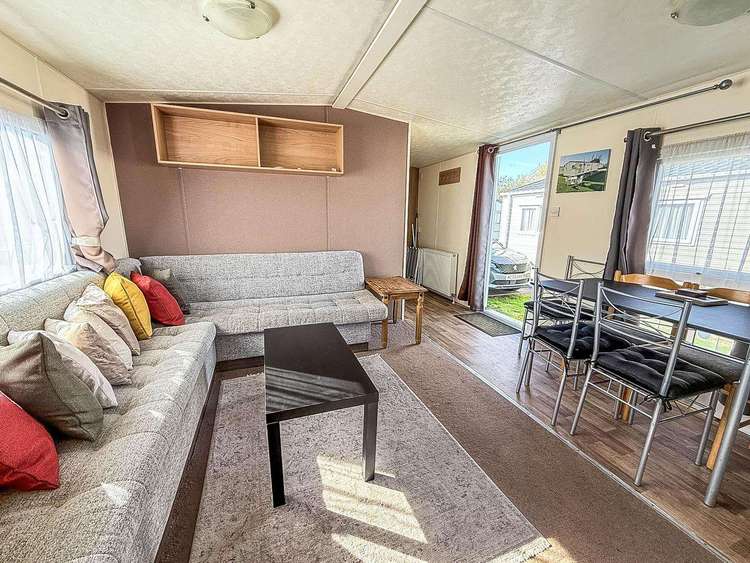 28029DW – Driftwood, 3 bed, 8 berth caravan with decking. Opal rated. Preview 5