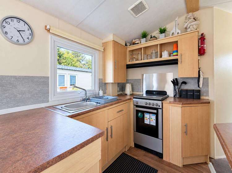 33057F⭐ – Firs area, 3 bed, 8 berth caravan with D/G and electric panel heaters. Emerald rated. Preview 2