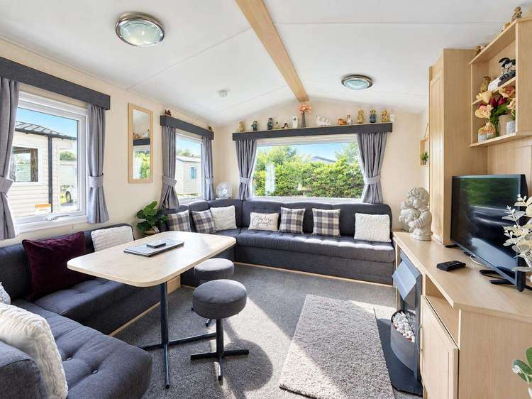33057F⭐ – Firs area, 3 bed, 8 berth caravan with D/G and electric panel heaters. Emerald rated. Preview 4