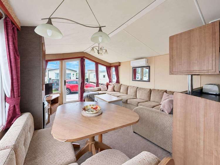 17140P⭐ – Pines area, 3 bed, 8 berth caravan with D/G & C/H. Ruby rated. Preview 3