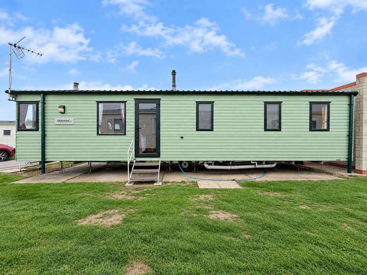 17140P⭐ – Pines area, 3 bed, 8 berth caravan with D/G & C/H. Ruby rated. Preview 2