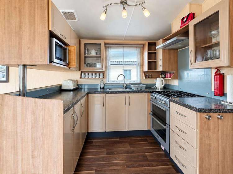17140P⭐ – Pines area, 3 bed, 8 berth caravan with D/G & C/H. Ruby rated. Preview 4