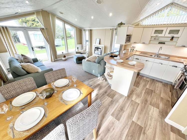 23011B⭐ – Balmoral, 2 bed, 8 berth lodge with large decking, D/G and C/H. Platinum rated. Preview 5