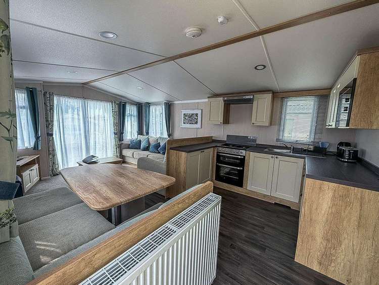 00069BA⭐ – Belle Aire, 3 bed, 8 berth caravan with decking, D/G and C/H. Diamond rated. Preview 5