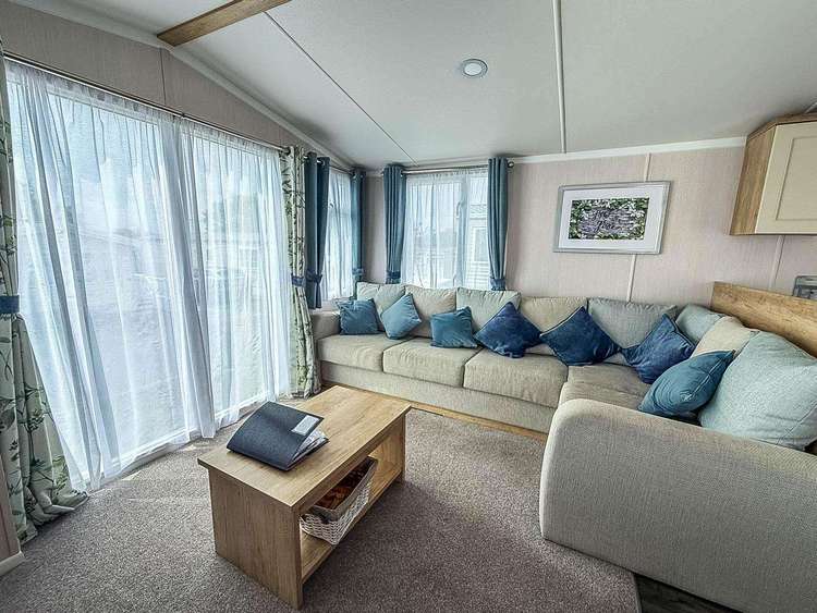 00069BA⭐ – Belle Aire, 3 bed, 8 berth caravan with decking, D/G and C/H. Diamond rated. Preview 4