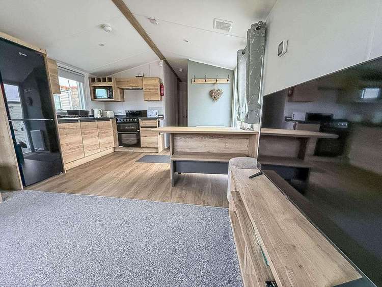 17344BR⭐ – Backwaters Rise area, 3 bed, 8 berth caravan with decking. Diamond rated. Preview 4