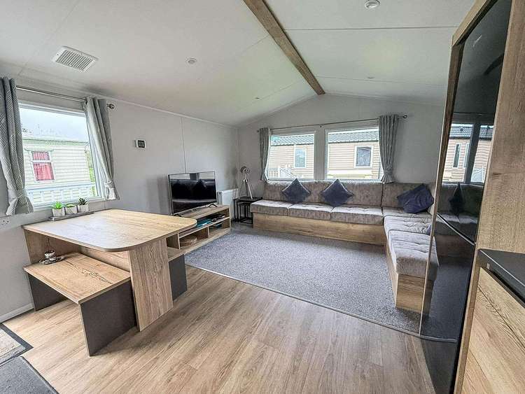 17344BR⭐ – Backwaters Rise area, 3 bed, 8 berth caravan with decking. Diamond rated. Preview 5