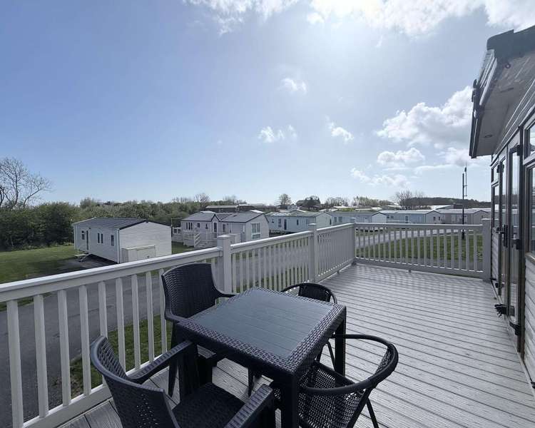71062ME⭐ – Meadows, 2 bed, 6 berth caravan with decking. Opal rated. Preview 4