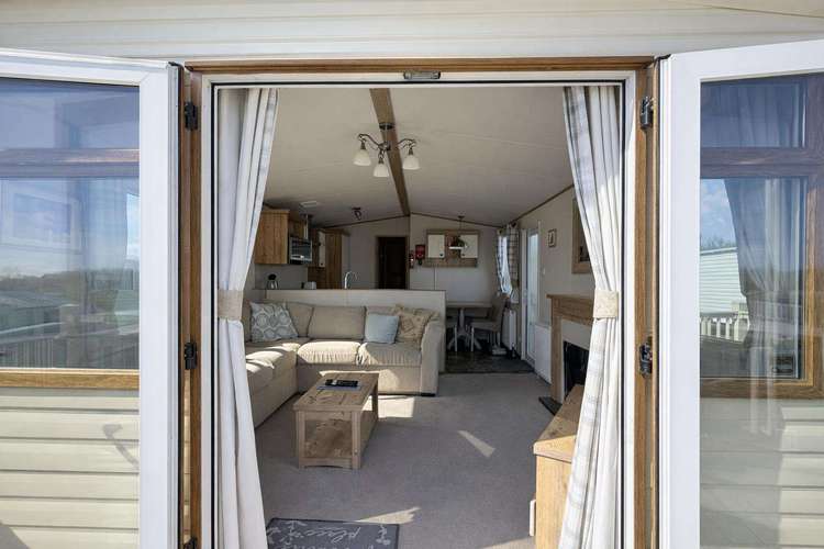71062ME⭐ – Meadows, 2 bed, 6 berth caravan with decking. Opal rated. Preview 5