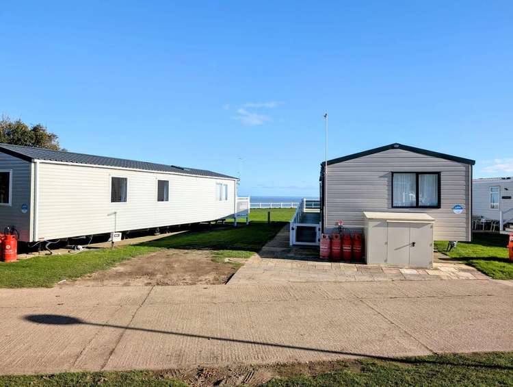 80016W⛱️ – Waterways area, 3 bed, 8 berth caravan with decking, C/H and D/G. Diamond rated. Preview 5