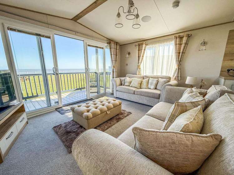 80010W⛱️ – Waterways area, 3 bed, 8 berth lodge with full sea views. Platinum-Deluxe rated. Preview 5