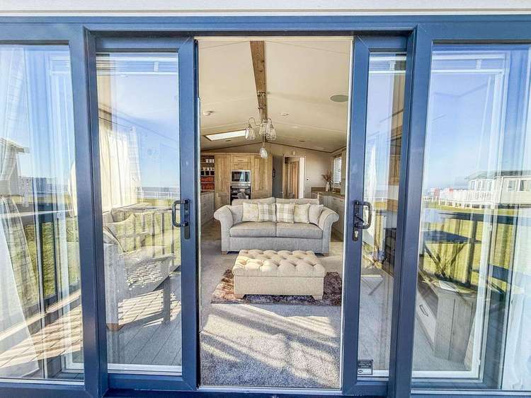 80010W⛱️ – Waterways area, 3 bed, 8 berth lodge with full sea views. Platinum-Deluxe rated. Preview 4