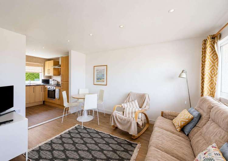 31002R⭐ – Rainbow’s End, 2 bed, 4 berth chalet with double glazing. Opal rated. Preview 3