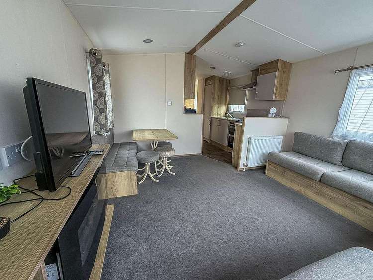28038CW⭐ – Constable Way, 2 bed, 6 berth caravan with D/G and C/H. Ruby rated. Preview 4