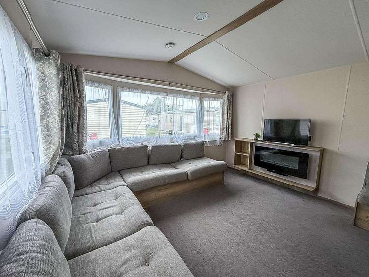 28038CW⭐ – Constable Way, 2 bed, 6 berth caravan with D/G and C/H. Ruby rated. Preview 5