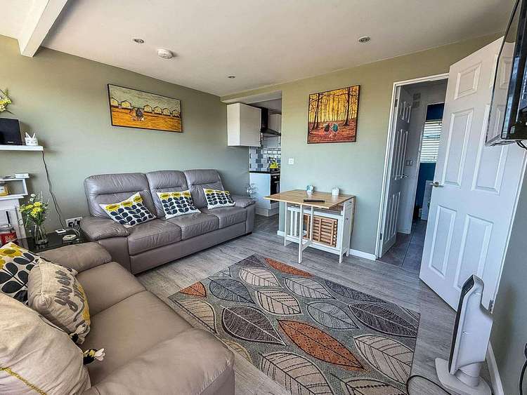 43395G⭐ – Green Farm, 2 bed, 5 berth chalet. Ruby rated. Preview 3
