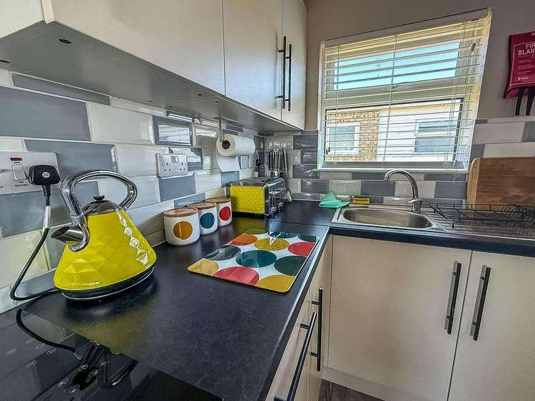 43395G⭐ – Green Farm, 2 bed, 5 berth chalet. Ruby rated. Preview 5