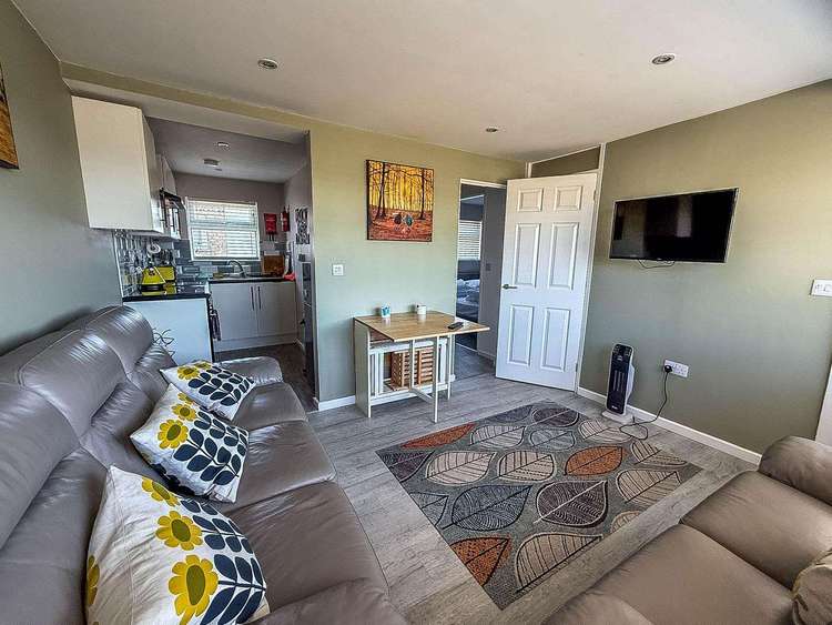 43395G⭐ – Green Farm, 2 bed, 5 berth chalet. Ruby rated. Preview 1