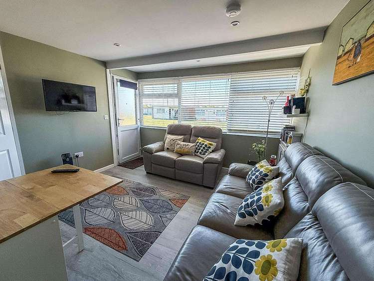 43395G⭐ – Green Farm, 2 bed, 5 berth chalet. Ruby rated. Preview 4