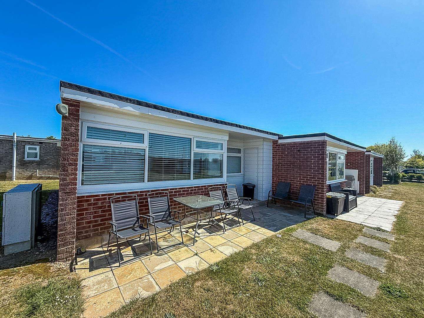 This comfortable 5 berth, dog-friendly chalet is just a short stroll from the sandy shores of Scratby Beach, providing the perfect holiday home for your UK getaways. - property