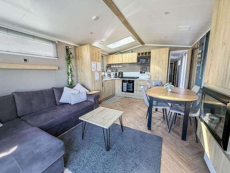 20141BS⭐ – Broadland Sands, 3 bed, 8 berth caravan with decking. Diamond rated. Preview 4