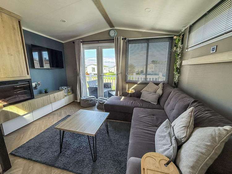 20141BS⭐ – Broadland Sands, 3 bed, 8 berth caravan with decking. Diamond rated. Preview 5