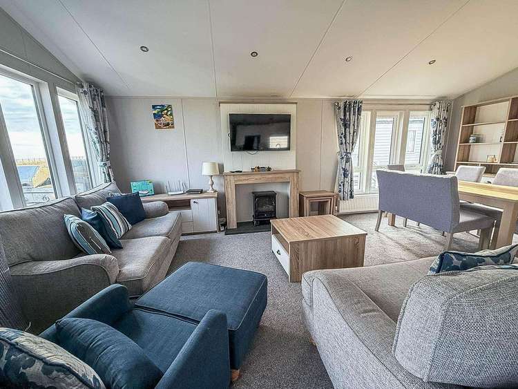 20076CF⭐ – Cliff Field, 3 bed, 6 berth lodge with full sea views and decking. Platinum-Deluxe rated Preview 5