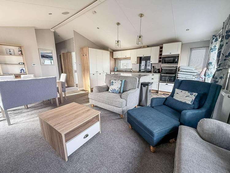 20076CF⭐ – Cliff Field, 3 bed, 6 berth lodge with full sea views and decking. Platinum-Deluxe rated Preview 4