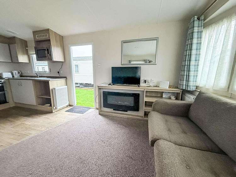 44202B⭐ – Field 2, 3 bed, 8 berth caravan with D/G and C/H. Ruby rated. Preview 4