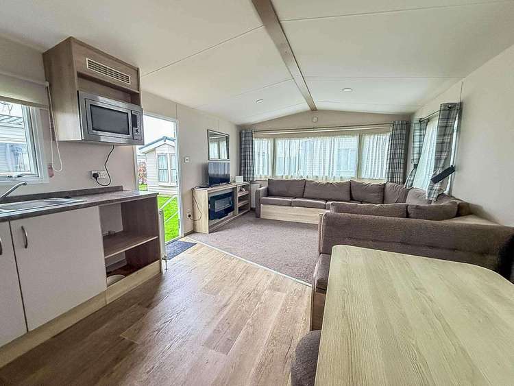 44202B⭐ – Field 2, 3 bed, 8 berth caravan with D/G and C/H. Ruby rated. Preview 5