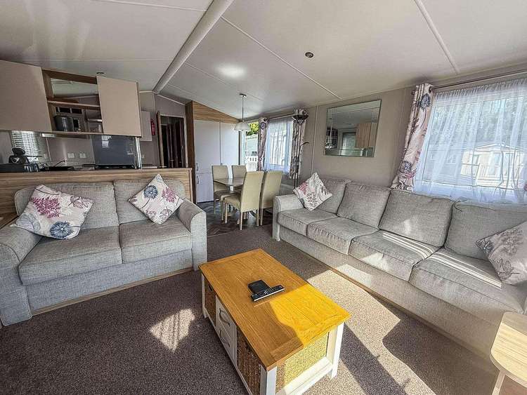 60002R⭐ – Robin area, 2 bed, 6 berth caravan with decking. Diamond rated. Preview 5