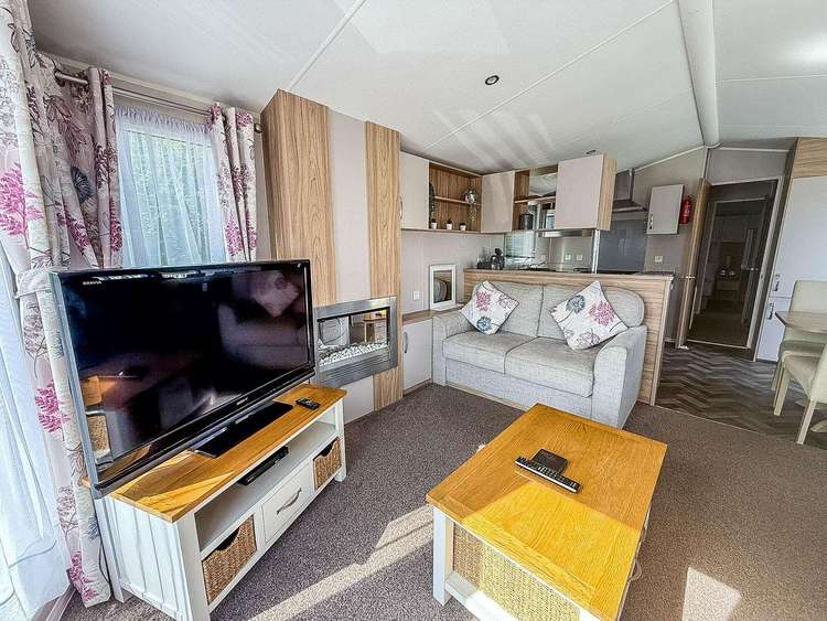 60002R⭐ – Robin area, 2 bed, 6 berth caravan with decking. Diamond rated. Preview 4