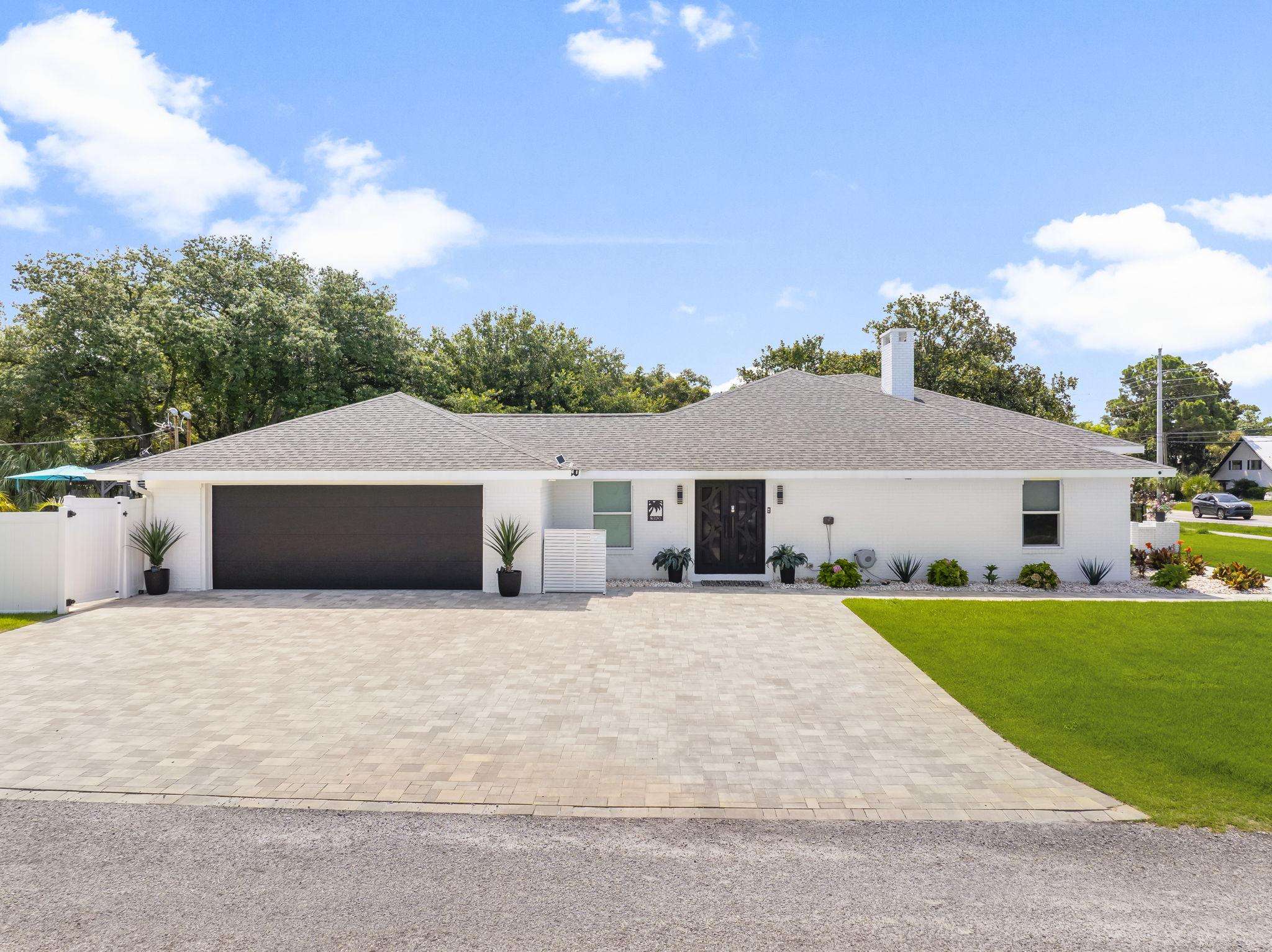 8920 N Lagoon Dr | License to Chill