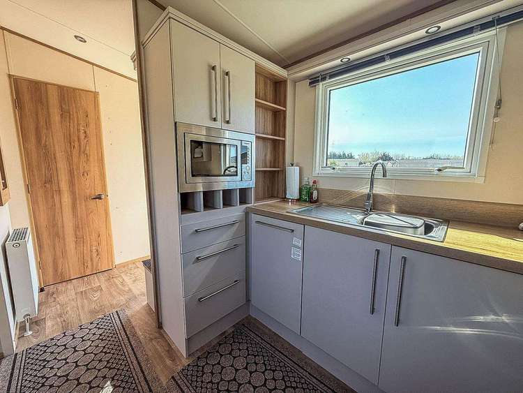 23015T⭐ – Tudor area, 2 bed, 6 berth caravan with front decking, D/G and C/H. Diamond rated. Preview 5