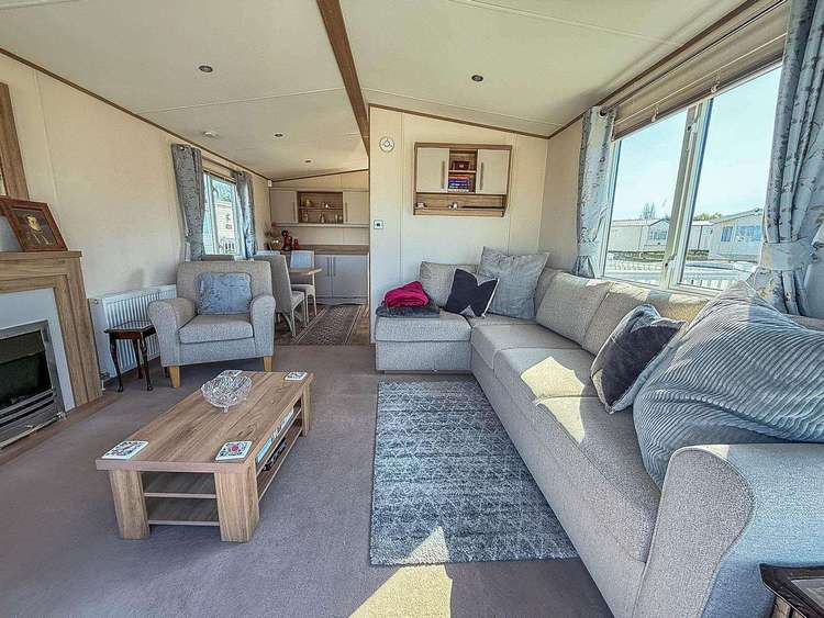 23015T⭐ – Tudor area, 2 bed, 6 berth caravan with front decking, D/G and C/H. Diamond rated. Preview 4