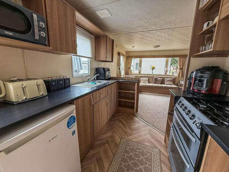 46713V ⭐- Valley Farm, 3 bed, 8 berth caravan with side decking. Emerald rated. Preview 5