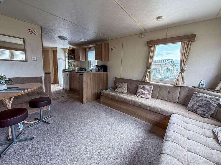 46713V ⭐- Valley Farm, 3 bed, 8 berth caravan with side decking. Emerald rated. Preview 4