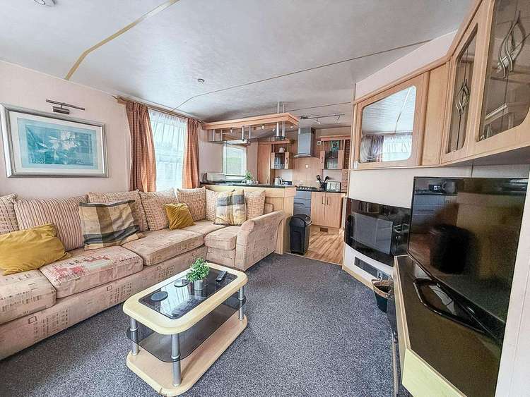 33003M⭐ – Morningside area, 3 bed, 8 berth caravan with decking and close to amenities. Ruby rated. Preview 4
