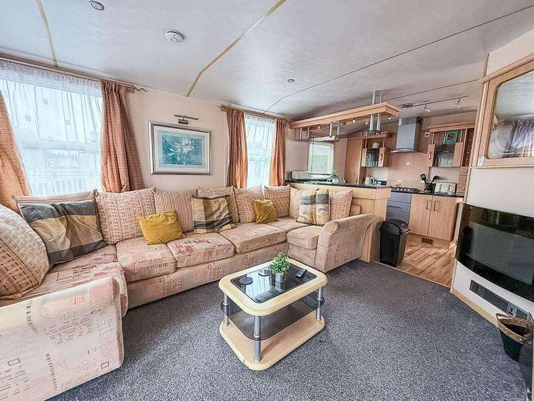 33003M⭐ – Morningside area, 3 bed, 8 berth caravan with decking and close to amenities. Ruby rated. Preview 5