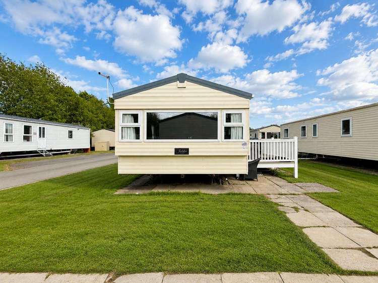 33027TC⭐ – The Cedars area, 3 bed, 8 berth caravan with decking, D/G & C/H. Ruby rated. Preview 4